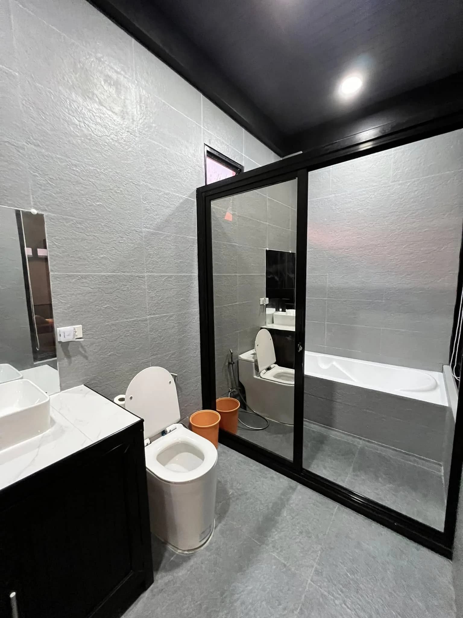 Poolside Villa Queen gallery image 5