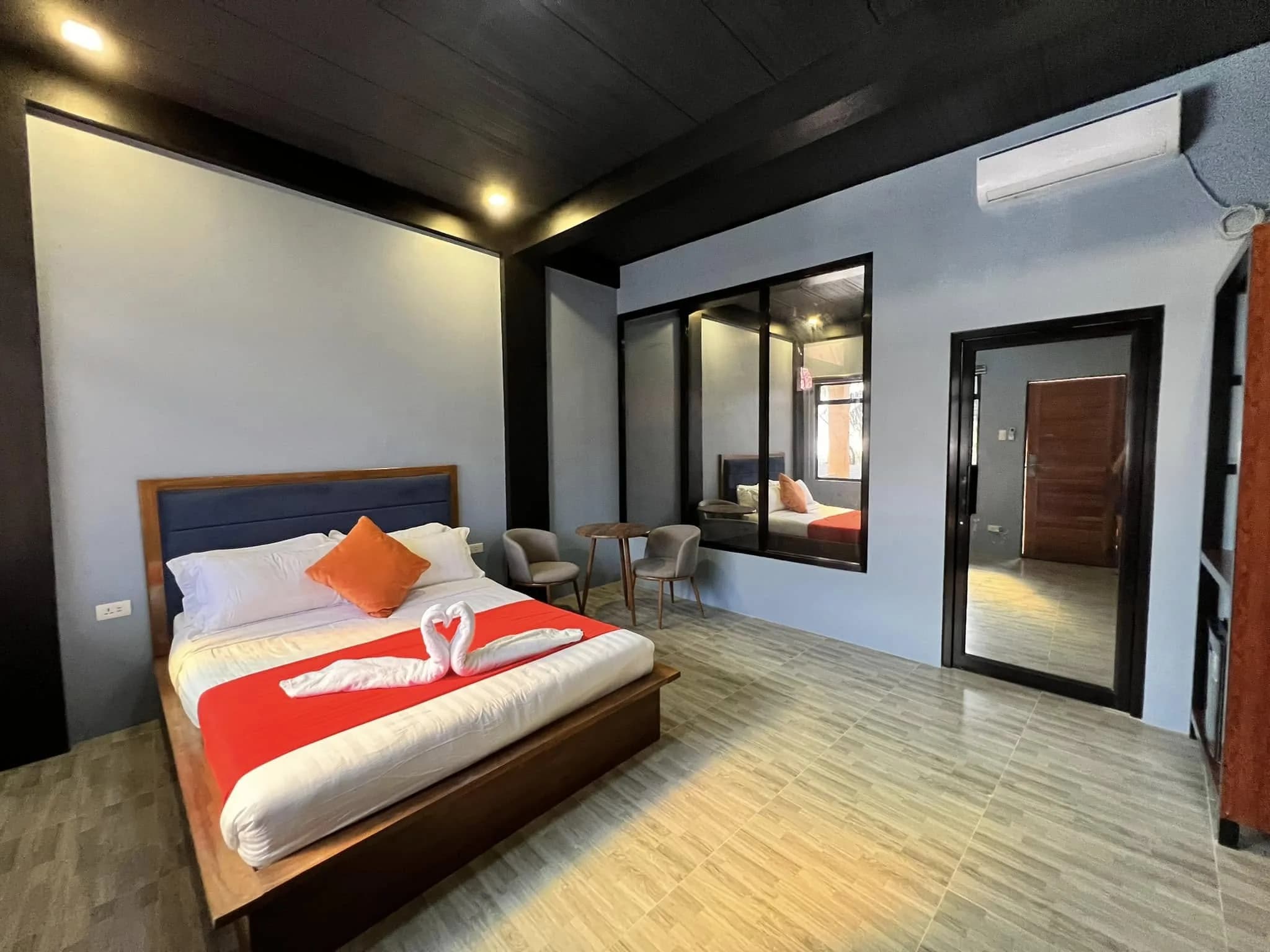 Poolside Villa Queen